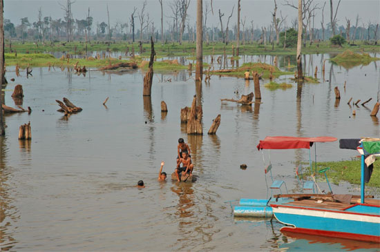 Kids cooling off in Anlong Veng. Kids cooling off in Anlong Veng.