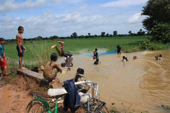 Kids know how to cool off in Battambang. Kids know how to cool off in Battambang.