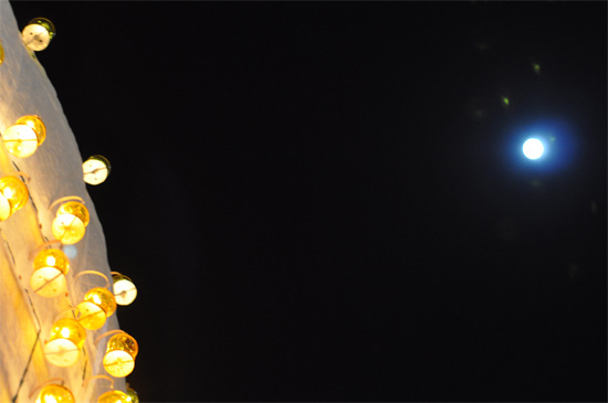 Full balloon, full moon.
