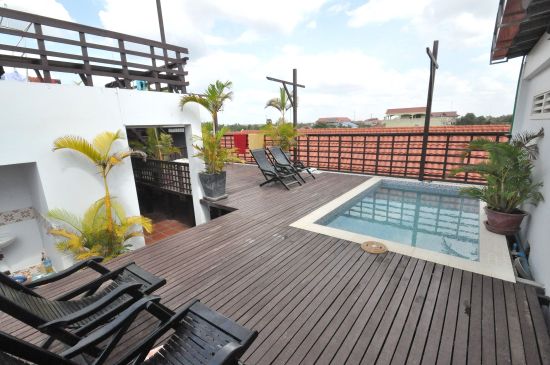 Rooftop pool, perfect retreat from that busy street