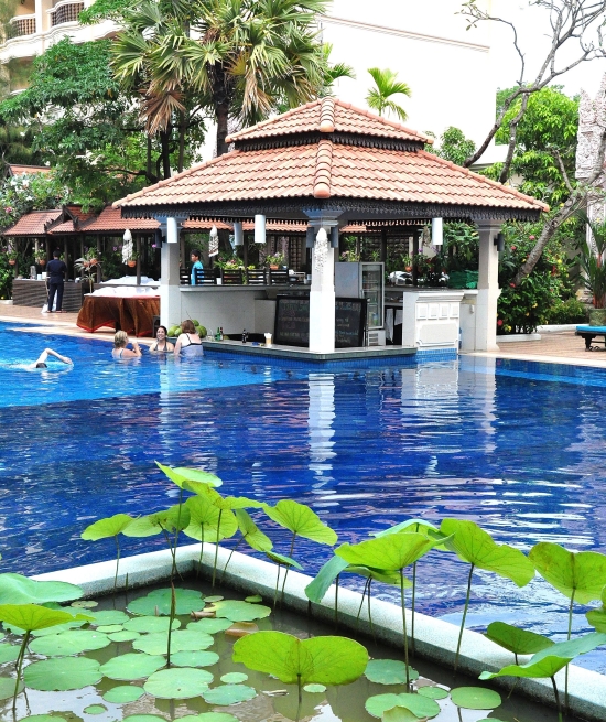 The Somadevi pool bar: perfect for a lazy afternoon.