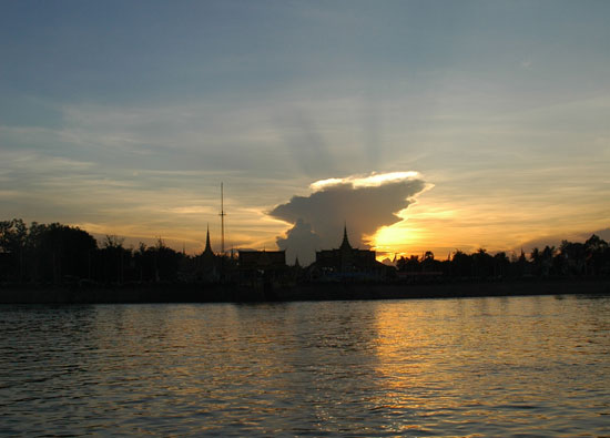 A Phnom Penh sunset around 2003/4. Nice skyline!