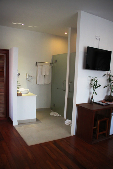 Door-less bathroom area, but smart.