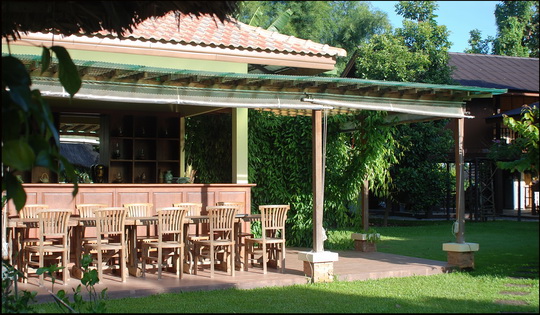 Admire the garden from the bar! Admire the garden from the bar!