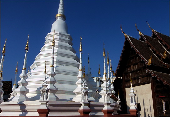 Chedi and viharn - Wat Pan Thao Chedi and viharn - Wat Pan Thao
