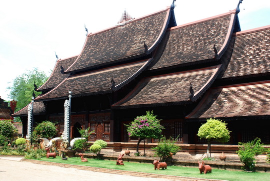 Wat Lok Molee main worshipping hall. Wat Lok Molee main worshipping hall.