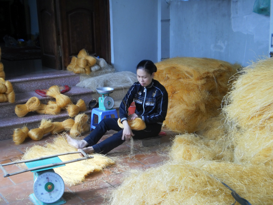 Carefully weighing the bundles Carefully weighing the bundles
