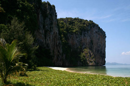 Ko Lao Liang beckons. Ko Lao Liang beckons.