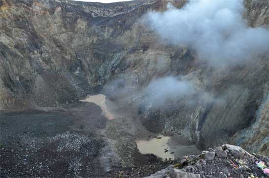 Looking into the crater. Security fencing? What's that?