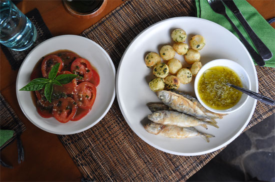 Crispy fried sardines served with garlic butter, pommes au beurre and tomato salad with balsamic vinaigrette. 68,000 rupiah.