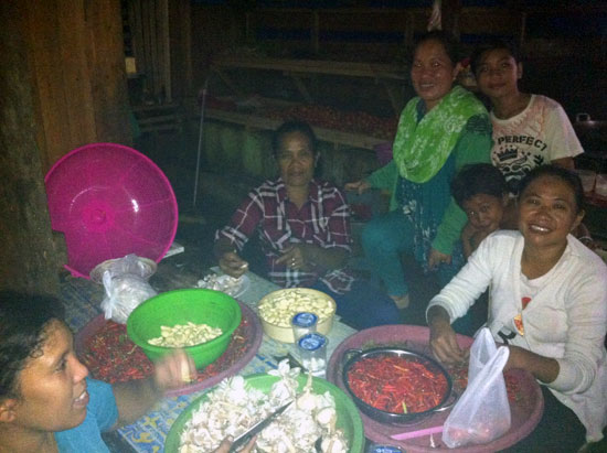Making the sambal, at a popular streetside joint halfway between Gorontalo and Manado.