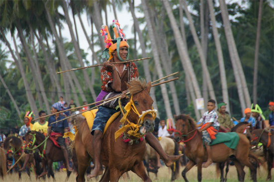 A rider attacks while the others are waiting for their turn.
