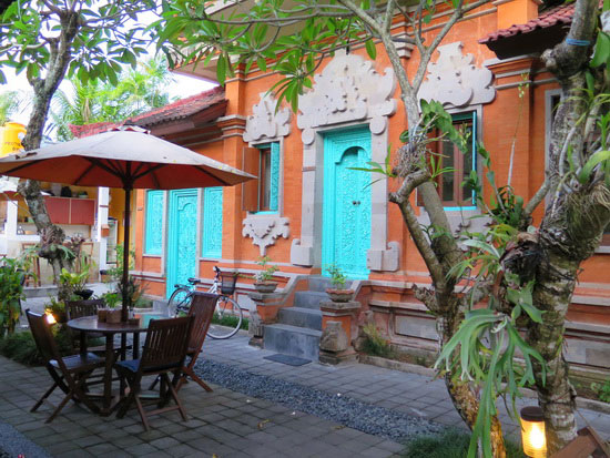 No shortage of colour in the cool courtyard.