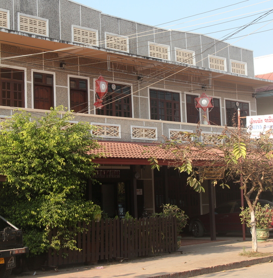 Jaliya Guesthouse - Front building facing the street or the one with the garden - your choice.