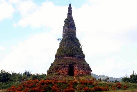 That Foun is an ancient stupa in the heart of Muang Khoun.