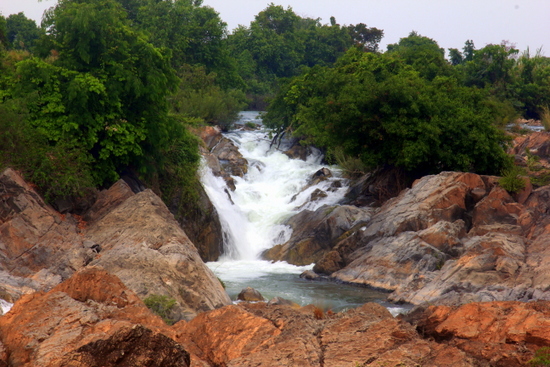 Don Khon is the place to go for waterfalls, although this island is accesible from Don Dhet via a bridge.
