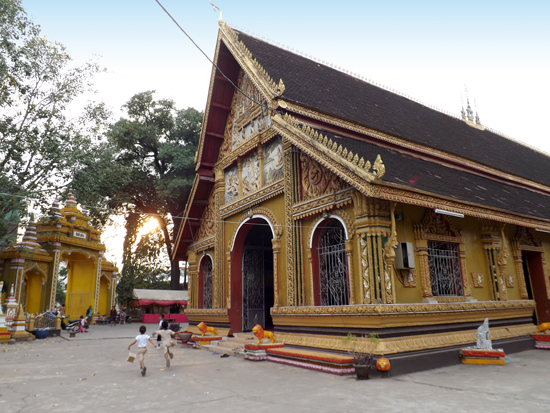 The very active Wat Si Muang. The very active Wat Si Muang.