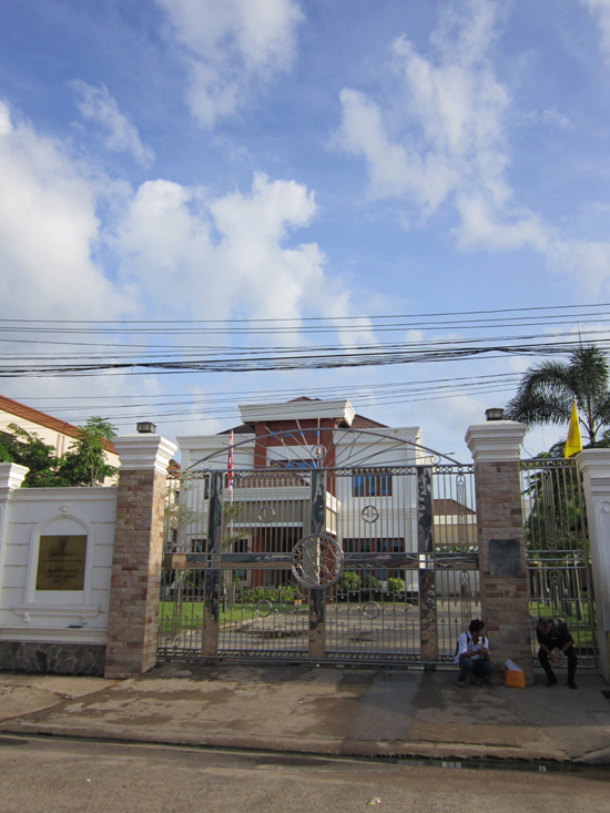 Watch out for scam artists in front of the Thai embassy