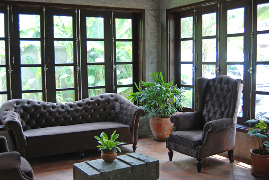 The small, simple but elegant lobby.