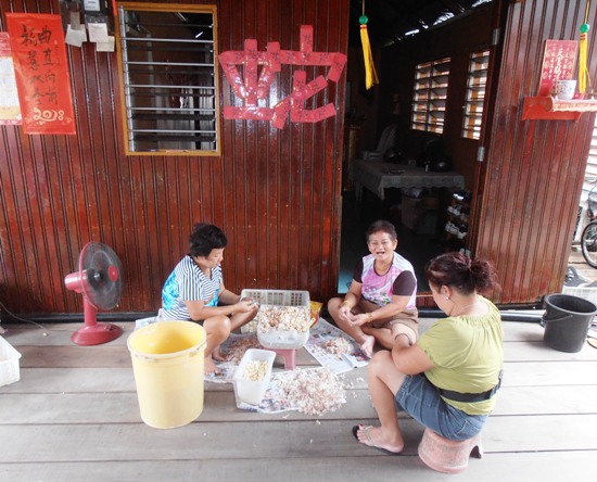 These women, who are peeling garlic, asked for their photo to be taken, but it's best to ask permission before bringing out the camera.
