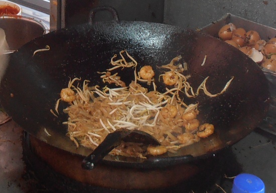Crunchy bean sprouts and juicy prawns add a variety of textures.