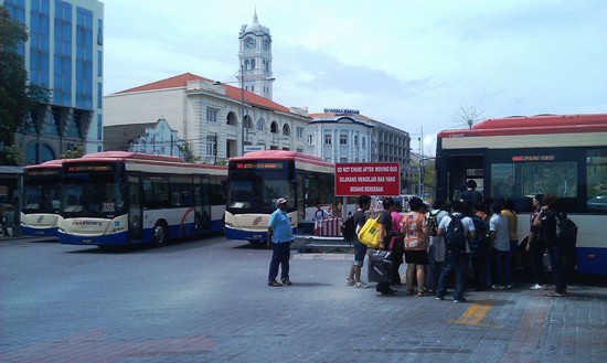 Bus numbers and route details are displayed electronically and in the old-fashioned way.
