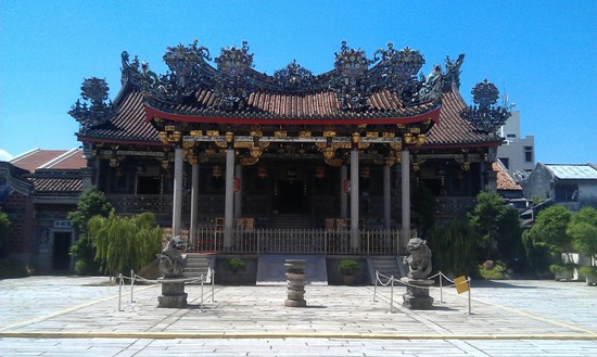 The Khoo Kongsi is the best renowned and most lavishly decorated of Georgetown's clan houses.