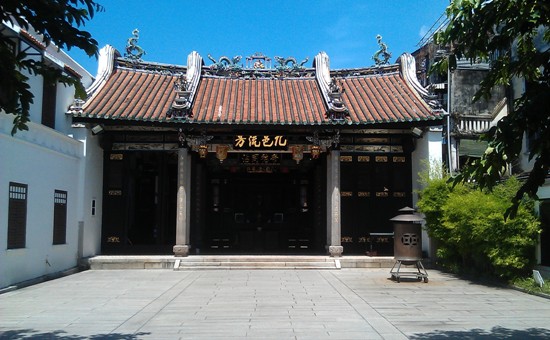 The simple but expertly crafted and restored Han Jiang Teochew Ancestral Temple.