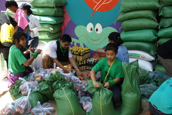 Green Gecko kids packing up 6 tonnes of rice, 2000 tins of fish and 400 bottles of soy sauce