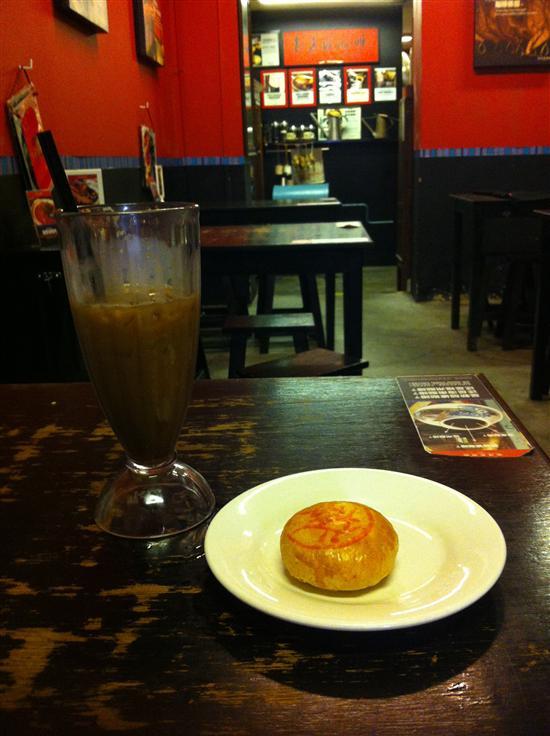 Coffee and a biscuit, Singapore-style.