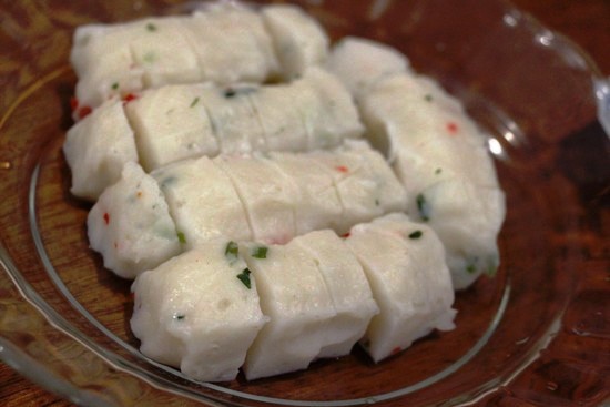 Teochew porridge dishes are rarely oily - however many of them are salty to make up for the blandness of porridge. One example of the healthy yet salty variety is this fishcake.