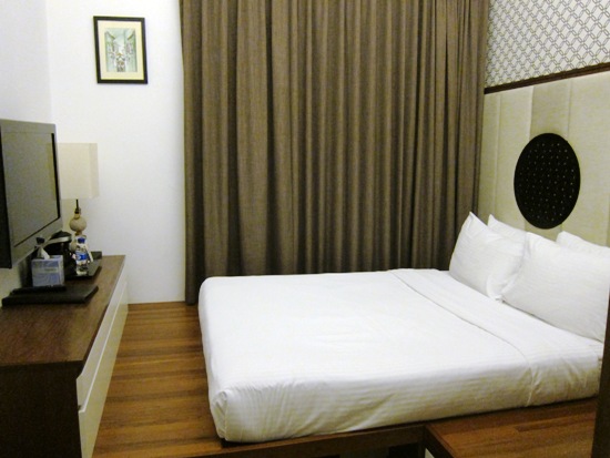 You'll get both a taste of the Maghreb and the Orient in this room, with its Arab motifs on the wall and the Japanese ryokan style bed.