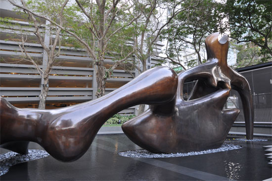 This photo has nothing to do with stolen towels. I just like the sculpture.