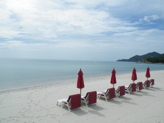 Chaweng Beach early morning outside Kirikayan boutique resort