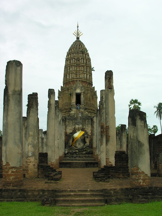 Wat Phra Si -- don't be afraid to walk inside that inner chamber. Wat Phra Si -- don't be afraid to walk inside that inner chamber.