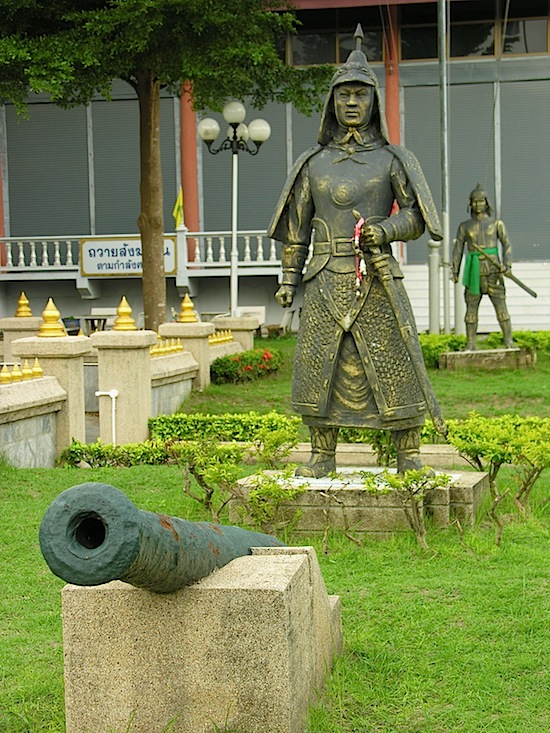 Chinese warriors standing their ground for the Siamese flag. Chinese warriors standing their ground for the Siamese flag.
