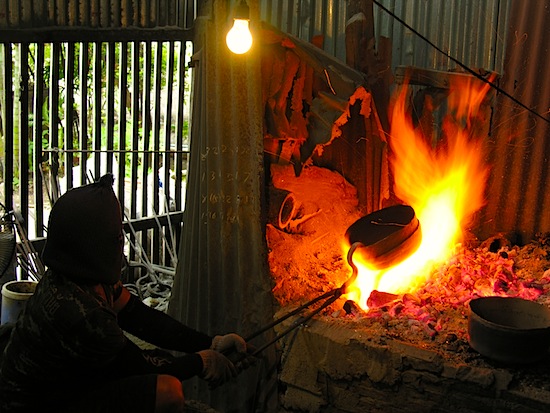 Crafting bronze bowls the old fashioned way at Baan Bu.