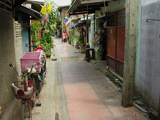 Heading into a typical Thonburi neighbourhood.