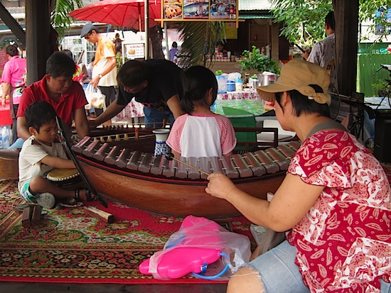 Now's your chance to try out a ranad (Thai xylophone)!