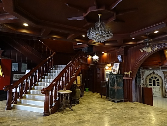 The retro lobby. Not quite back in style yet.