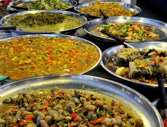 Great selection of curries at 30 baht a dish!