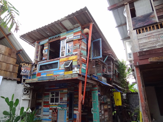 Love Art Studio - the home, gallery and studio of artist Pui Ngowsiri.