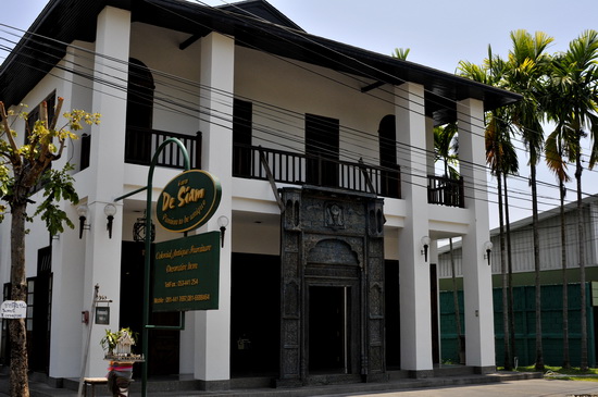 Lovely old, possibly teak merchant's house, on the road between Hang Dong and Ban Tawai