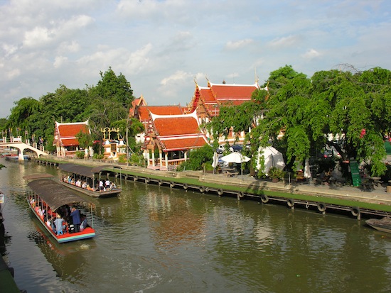 Cruising past Wat Bang Peng Tai.