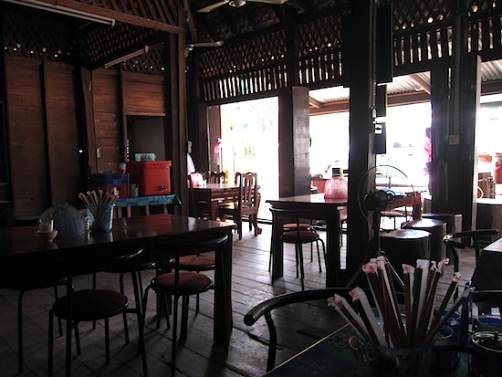 An atmospheric Kamphaeng Phet noodle shop.