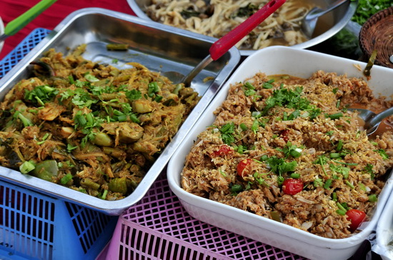 Gaeng hoe, left and tam kanoon, right