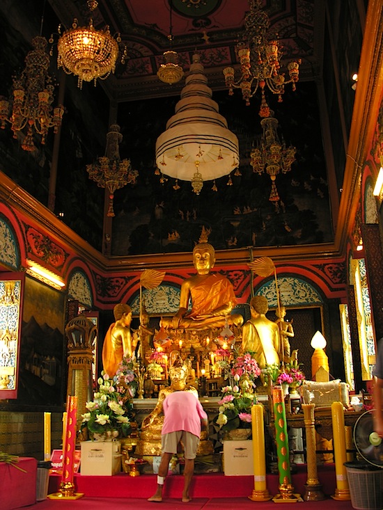 Inside the ordination hall at Wat Poramaiwikawas.