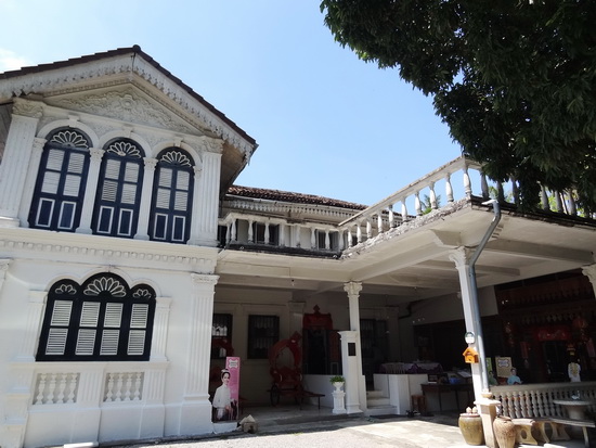 Chinpracha's imposing side entrance.
