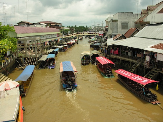 Amphawa: it does get busy.