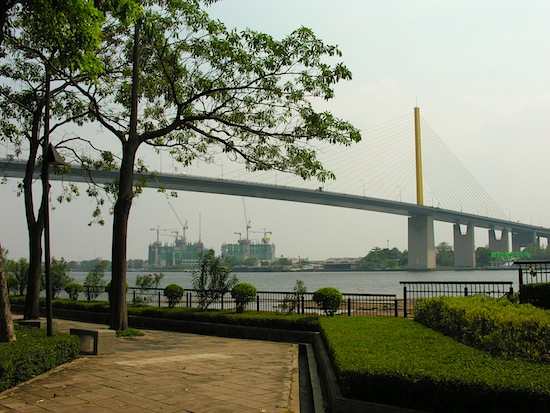 A run by the river at Saphan Rama IX.